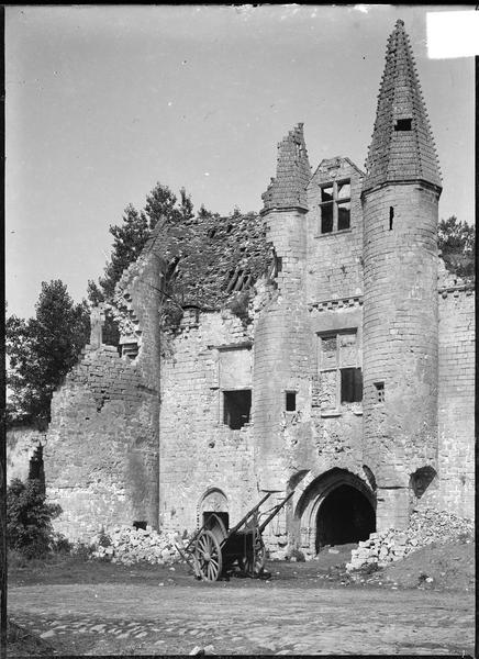 Façade sud : entrée du grand logis avec tourelles