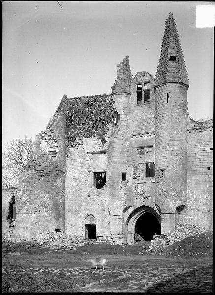 Façade sud : entrée du grand logis avec tourelles