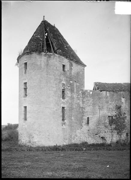 La tour canonnière nord-ouest, dite donjon en fer à cheval