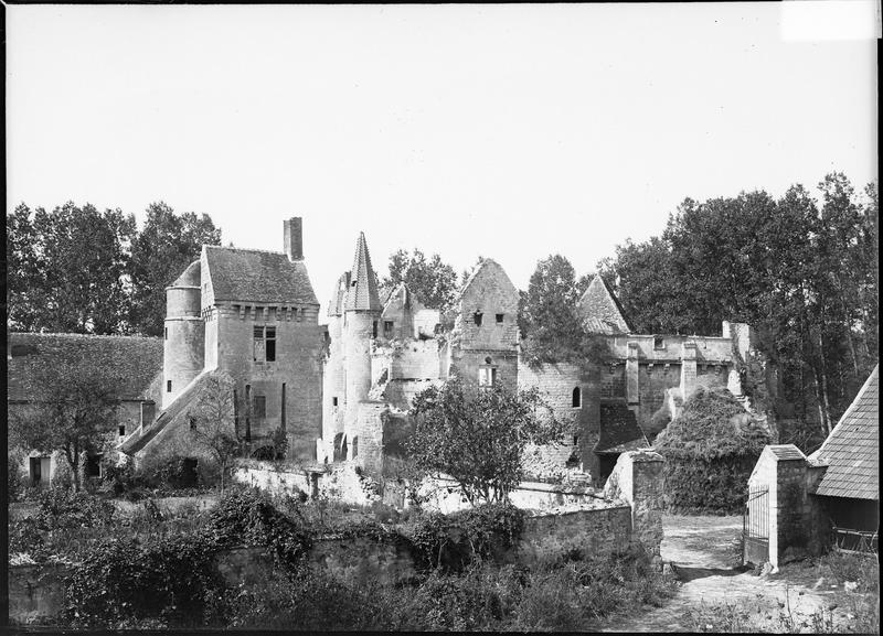 Ensemble nord : bâtiment d'entrée de la basse-cour, revers de la poterne, angle sud-est du grand logis