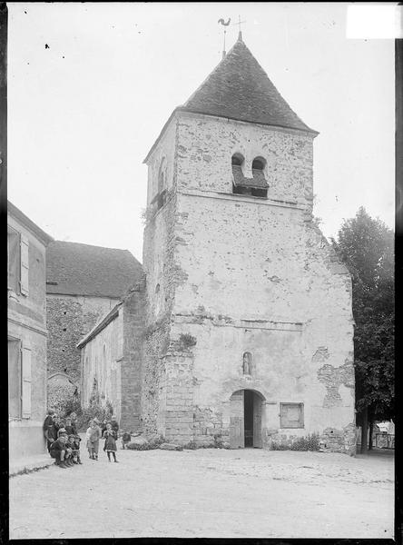 Façade ouest avec clocher, depuis la place