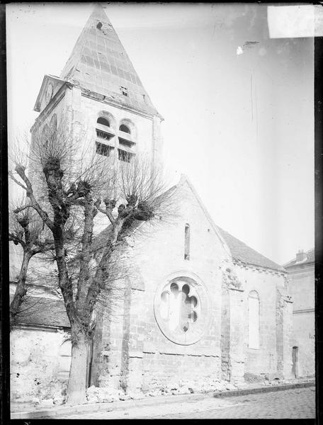 Façade latérale avec vitrail en rosace et clocher en travaux