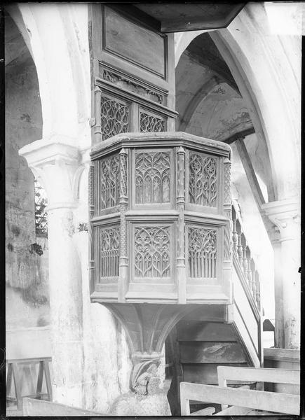 Intérieur : chaire à prêcher en bois sculpté