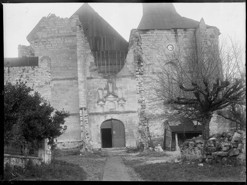 Façade ouest avec portail surmonté de six niches