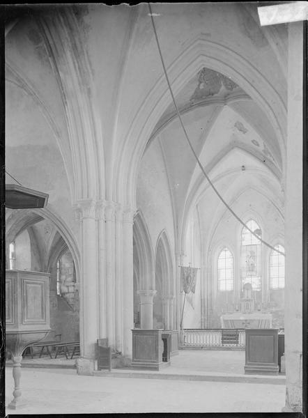 Intérieur : choeur, depuis la croisée du transept avec chaire à prêcher