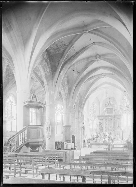 Intérieur : nef avec chaire à prêcher vers le choeur. Ancienne Chapelle du Château appartenant aux Bourbons et Montmorency