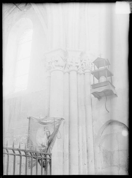 Intérieur : colonnes à chapiteaux sculptés, grille et ex-voto