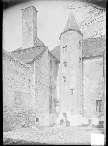 Façade arrière avec tour escaliers