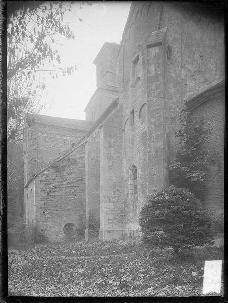 Ensemble nord-est avec tour-clocher