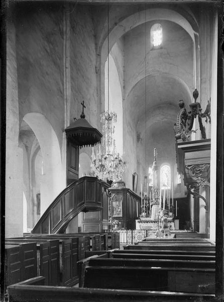 Intérieur : nef avec chaire à prêcher vers le choeur