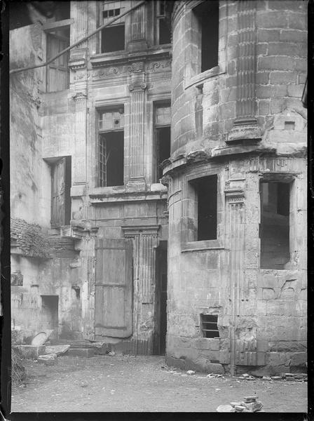 Tourelle d'escalier sur cour en travaux