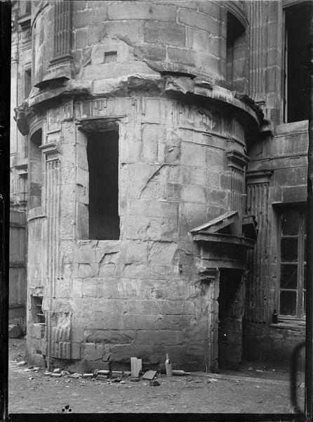 Entrée de la tourelle d'escalier sur cour