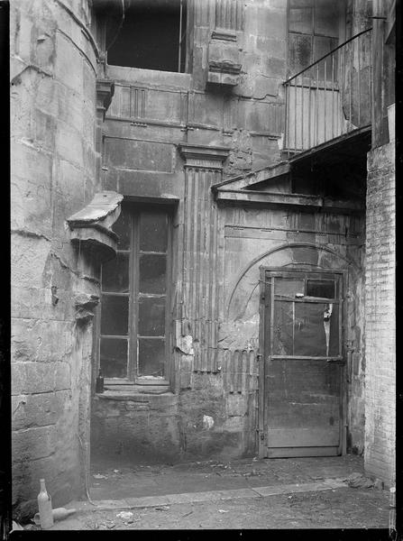 Entrées de la tourelle d'escalier sur cour et du bâtiment