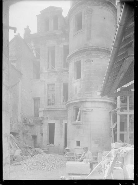 Tourelle d'escalier sur cour en travaux