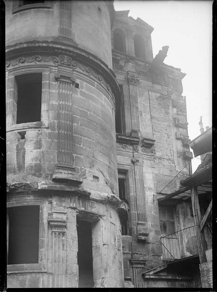 Tourelle d'escalier sur cour en travaux