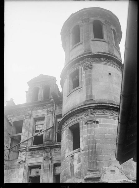 Tourelle d'escalier sur cour en travaux