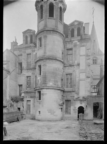 Tourelle d'escalier sur cour en travaux