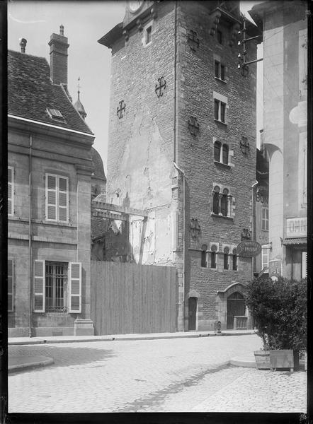 Façade sur rue depuis la place Monge