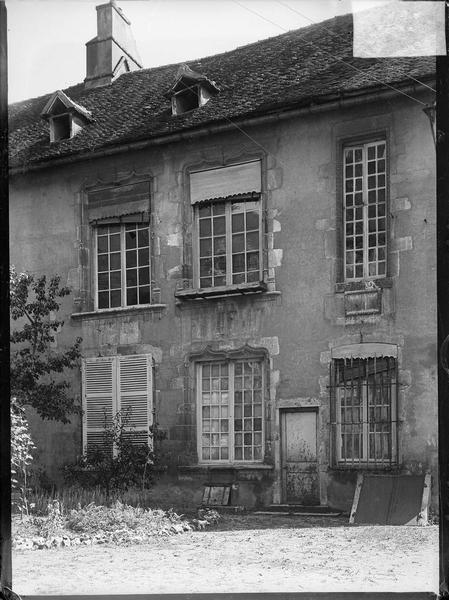 Façade sur cour avec fenêtres à accolades