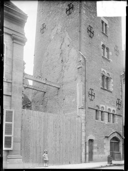 Façade sur rue depuis la place Monge