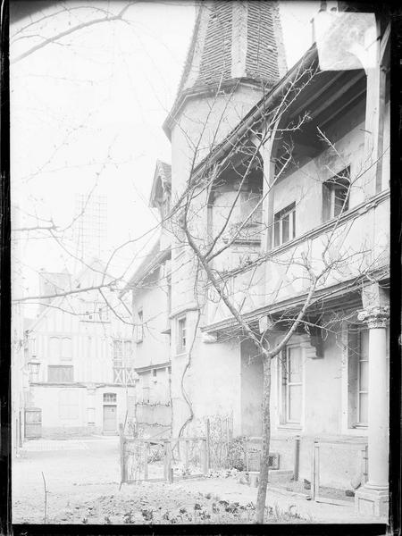 Façade sur rue avec tourelle et galerie haute