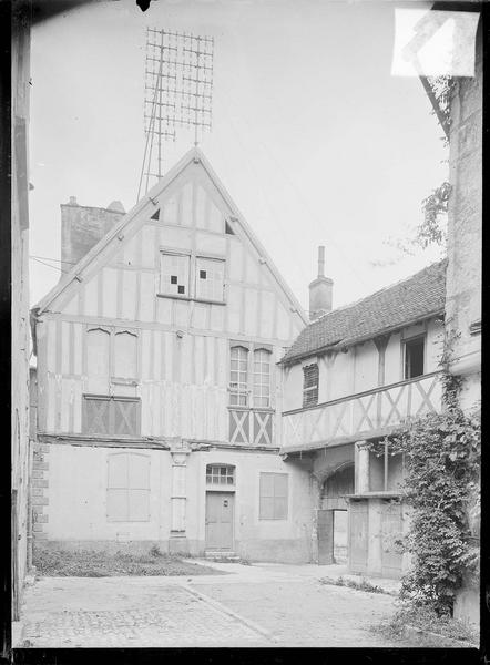 Façade à pans de bois sur cour