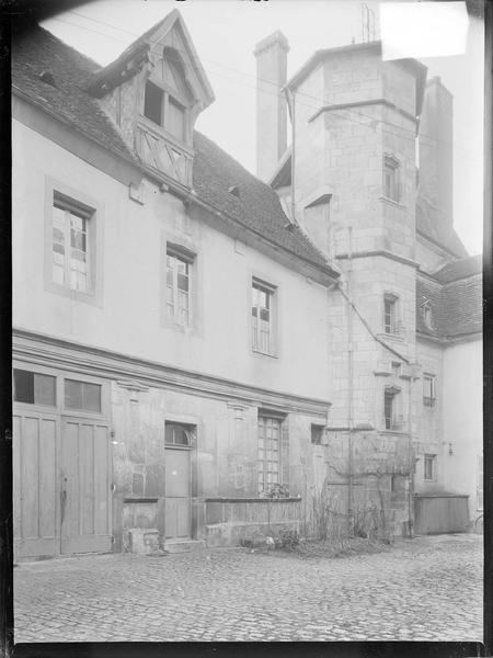 Façade sur cour avec tourelle d'escalier