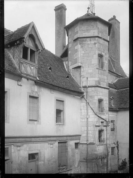 Façade sur cour avec tourelle d'escalier