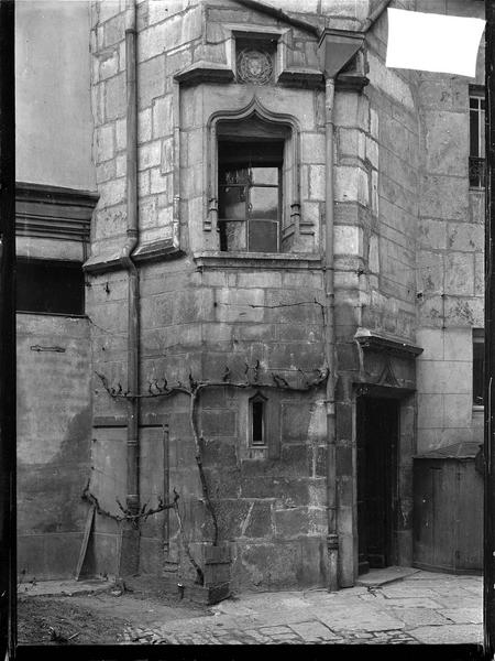 Basse de la tourelle d'escalier