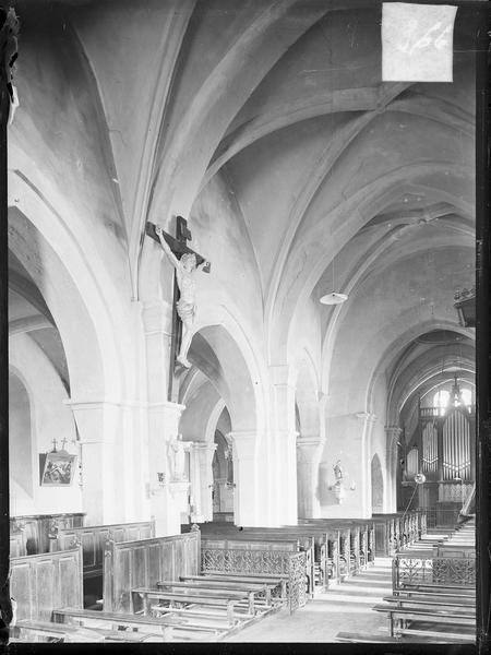 Intérieur : bas-côté avec Christ en croix