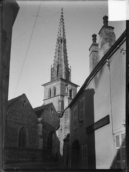 Ensemble avec clocher, depuis la rue de la Liberté