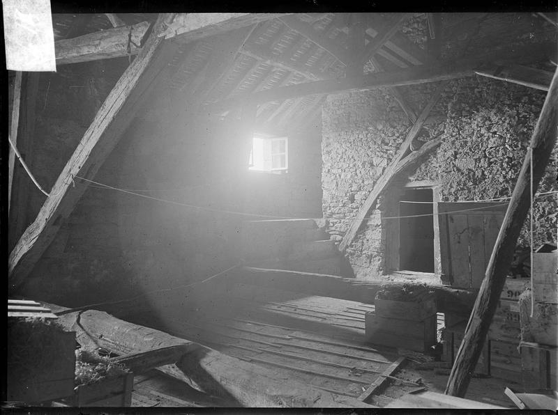 Intérieur : ensemble en pierre avec fenêtre et charpente