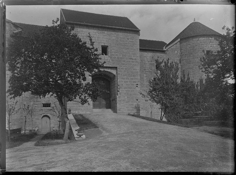 Façade principale avec châtelet d'entrée