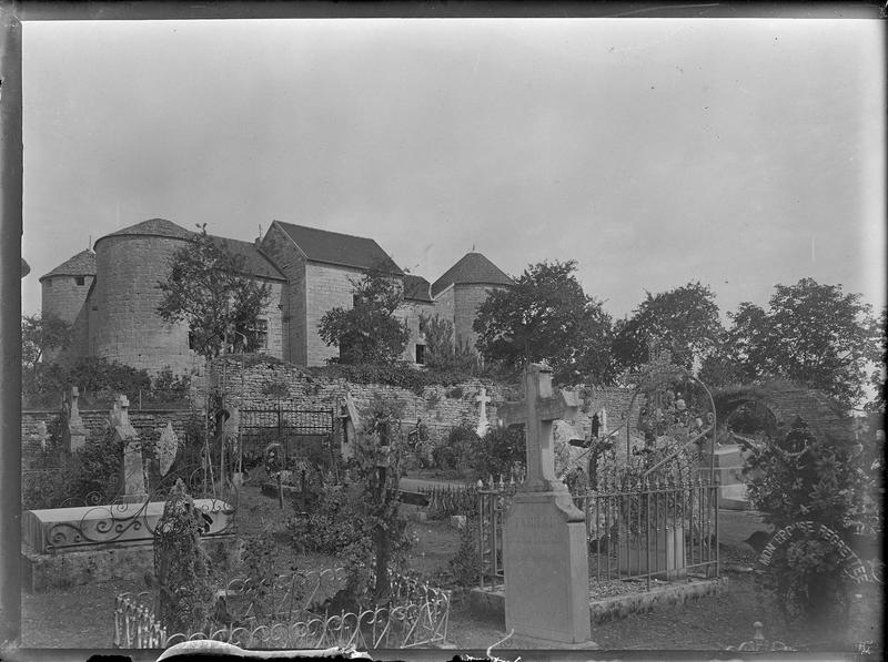 Façade principale et cimetière au premier plan