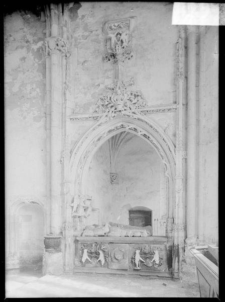 Intérieur de la chapelle : gisants de Jean de Vienne et sa femme Jeanne, avec enfeu orné d'ours