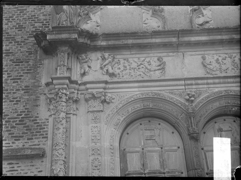 Chapelle, détail du portail de la façade ouest