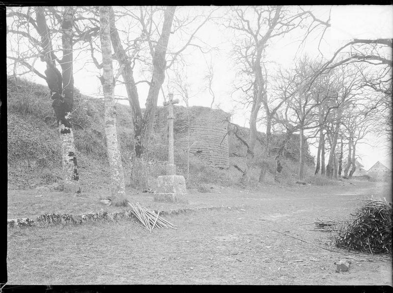 Croix sous les remparts du château