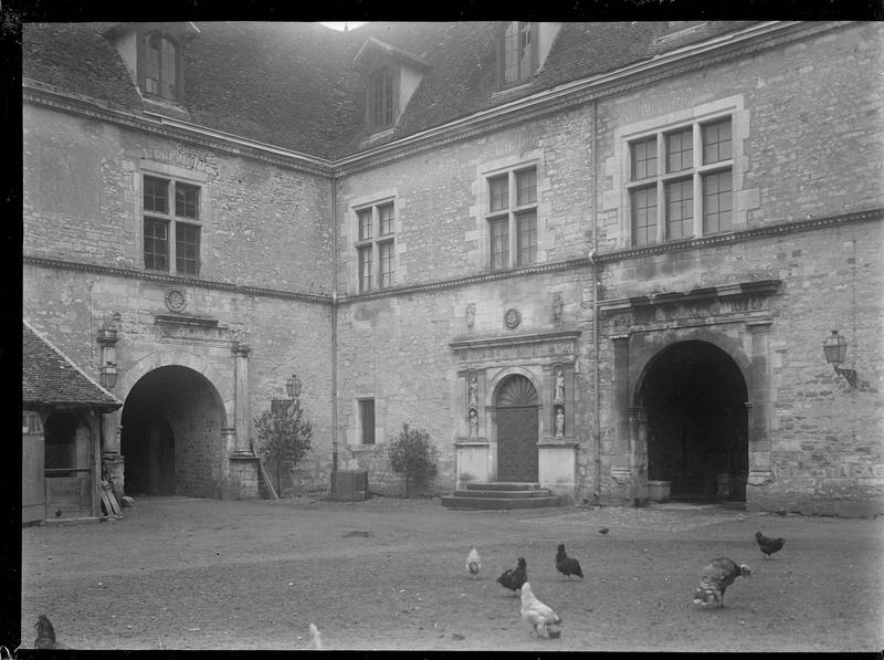 Cour avec porte de l'escalier d'honneur