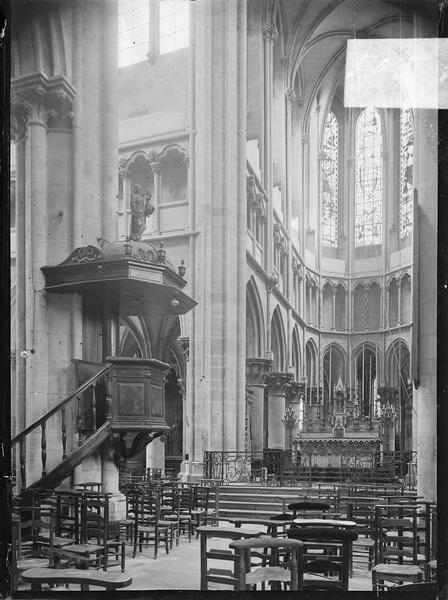 Intérieur : choeur, depuis la croisée du transept avec chaire à prêcher