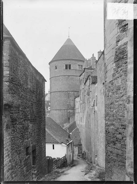 Tour prise d'une ruelle