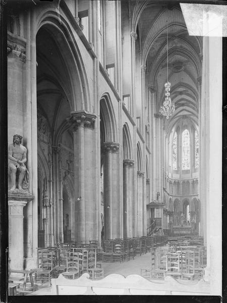 Intérieur : nef vers le choeur, avec statue polychrome du Christ