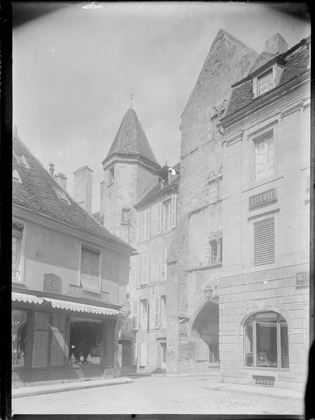 Façade et tourelle d'escalier