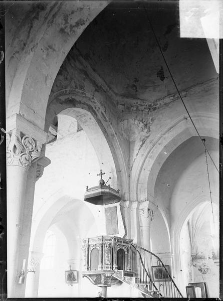 Intérieur : croisée du transept avec chaire à prêcher