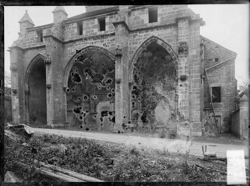 Façade ouest : porche d'entrée