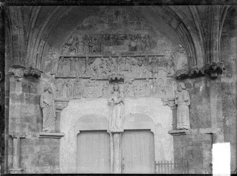 Portail central de la façade ouest avec tympan sculpté et statue de la Vierge à l'Enfant au niveau du trumeau