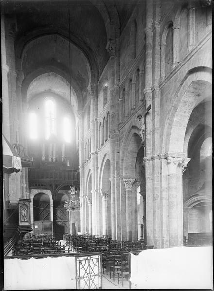 Intérieur : vue de la nef  vers l'entrée avec tribune des orgues