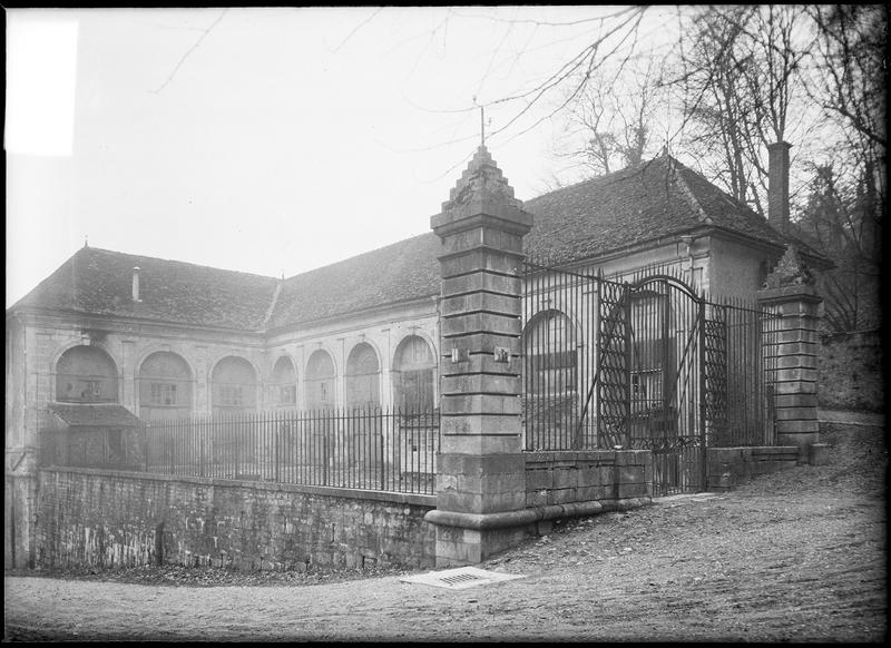 Ancienne Orangerie avec sa grille, actuel Musée, située dans le parc Buffon