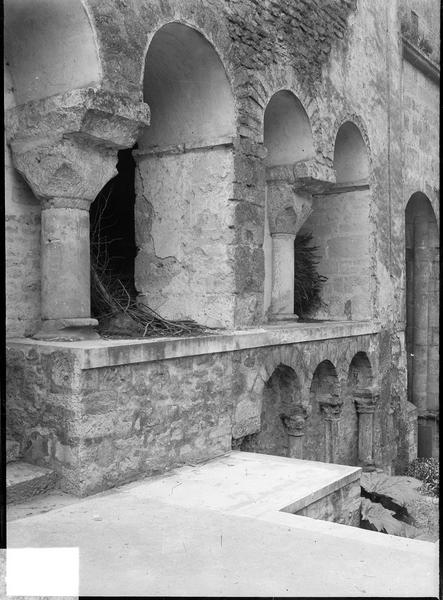 Détail d'une façade avec deux rangées de colonnades superposées