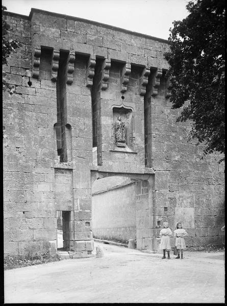 Porte du bourg, vue extra-muros