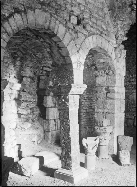 Intérieur de l'église abbatiale : pilier carolingien